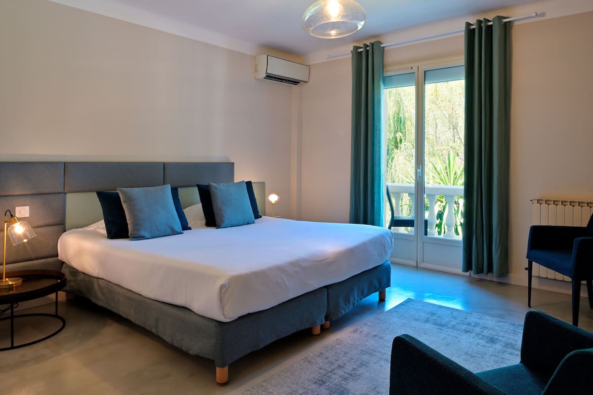 Junior Suite, 1 Bedroom | 1 bedroom, premium bedding, minibar, in-room safe