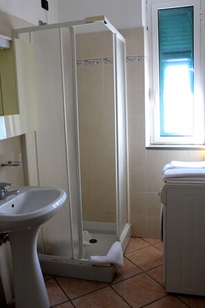 Appartement, 1 slaapkamer (6 people) | Badkamer | Een douche, een haardroger, handdoeken