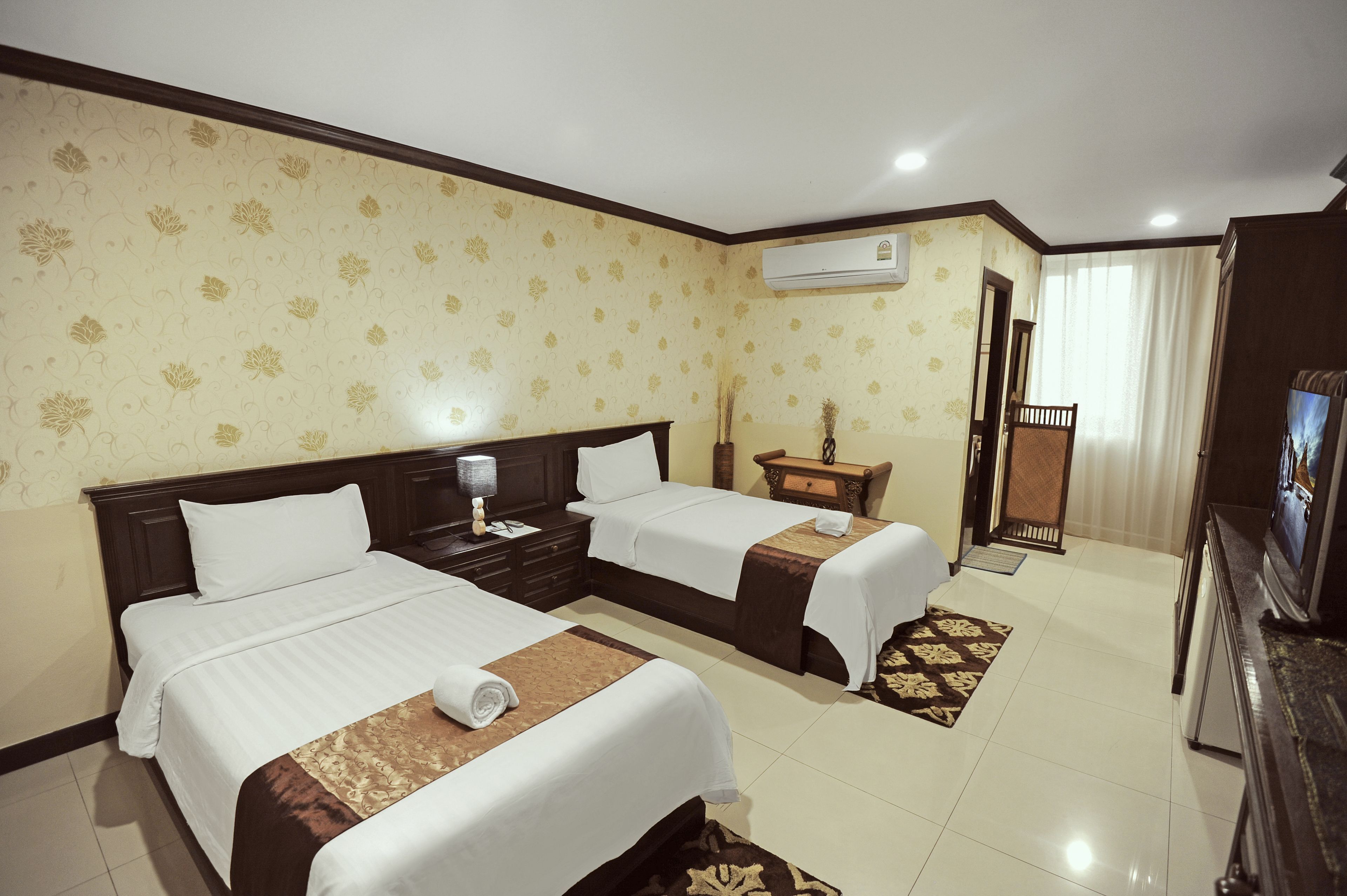 أسرّة بطبقة علوية مريحة وخزنة داخل الغرفة وستائر تعتيم