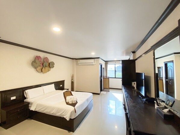 Quarto casal superior | Camas com colchões pillow-top, cofres nos quartos, cortinas blackout