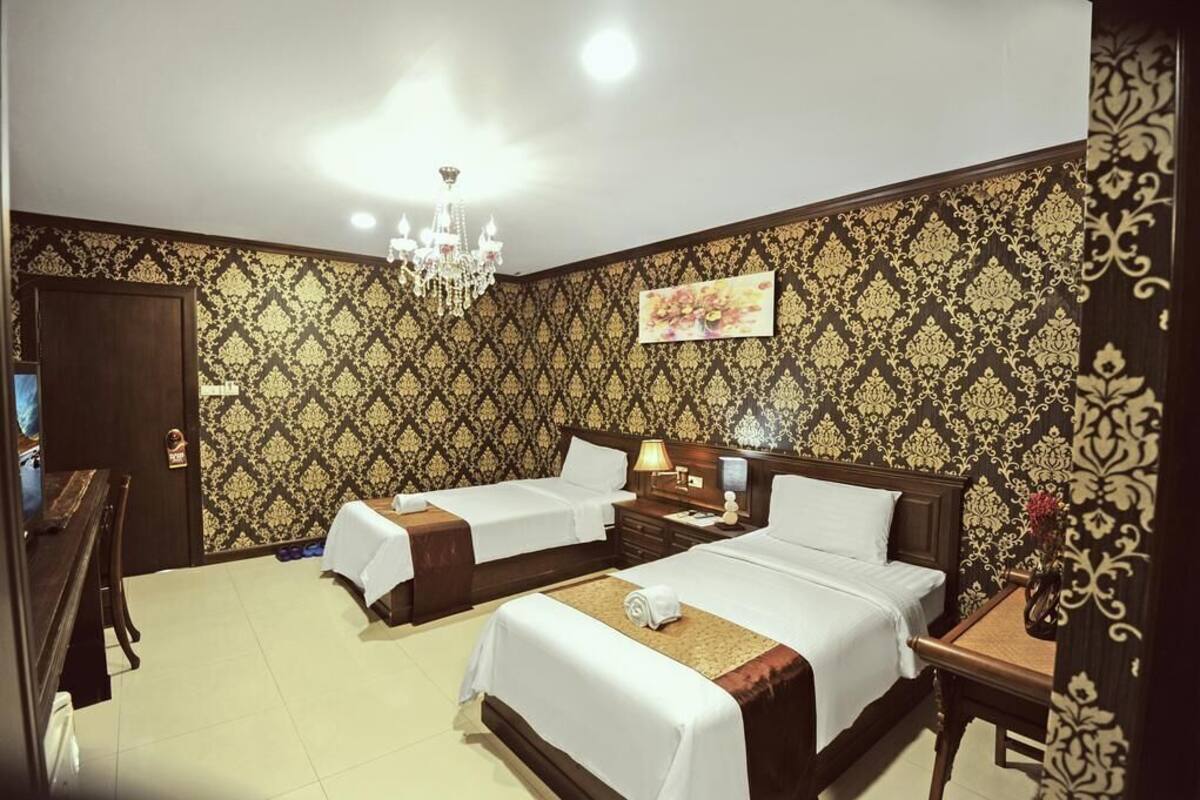 أسرّة بطبقة علوية مريحة وخزنة داخل الغرفة وستائر تعتيم