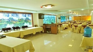 A conference room with tables, chairs, and a large screen. - Binh Phuong Hotel (Ho Chi Minh City)