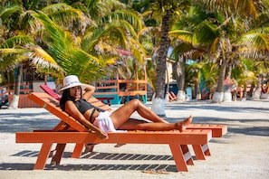 Plage, chaises longues, serviettes de plage, massages sur la plage