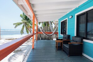 Exclusief huisje, uitzicht op zee, aan het strand | Terras