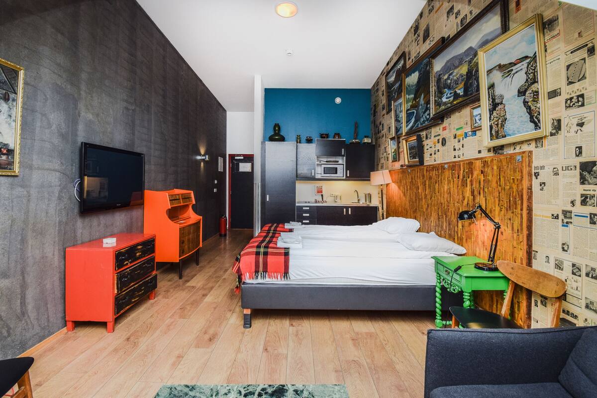 Cubrecamas, escritorio, wifi gratis y ropa de cama 