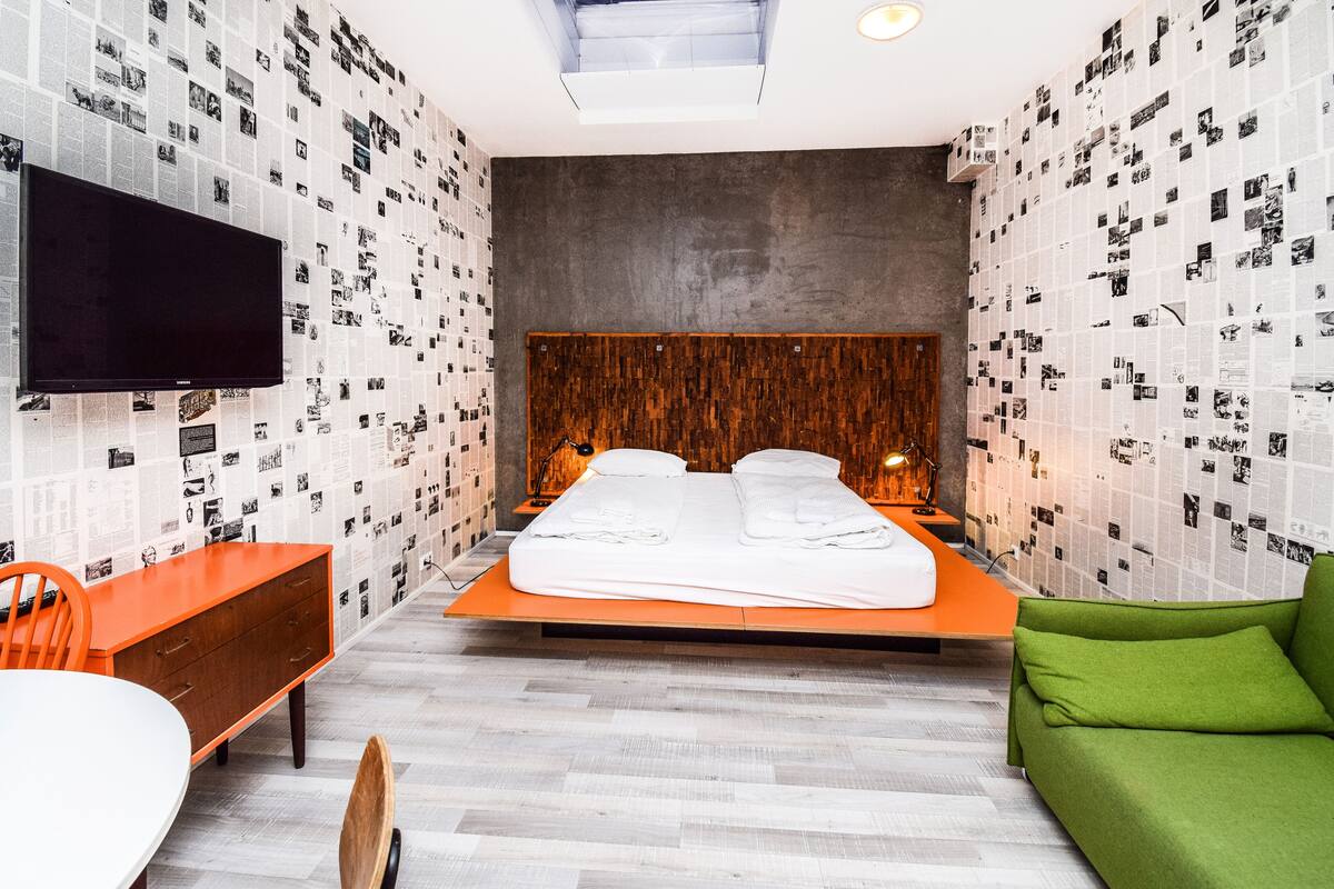 Cubrecamas, escritorio, wifi gratis y ropa de cama 