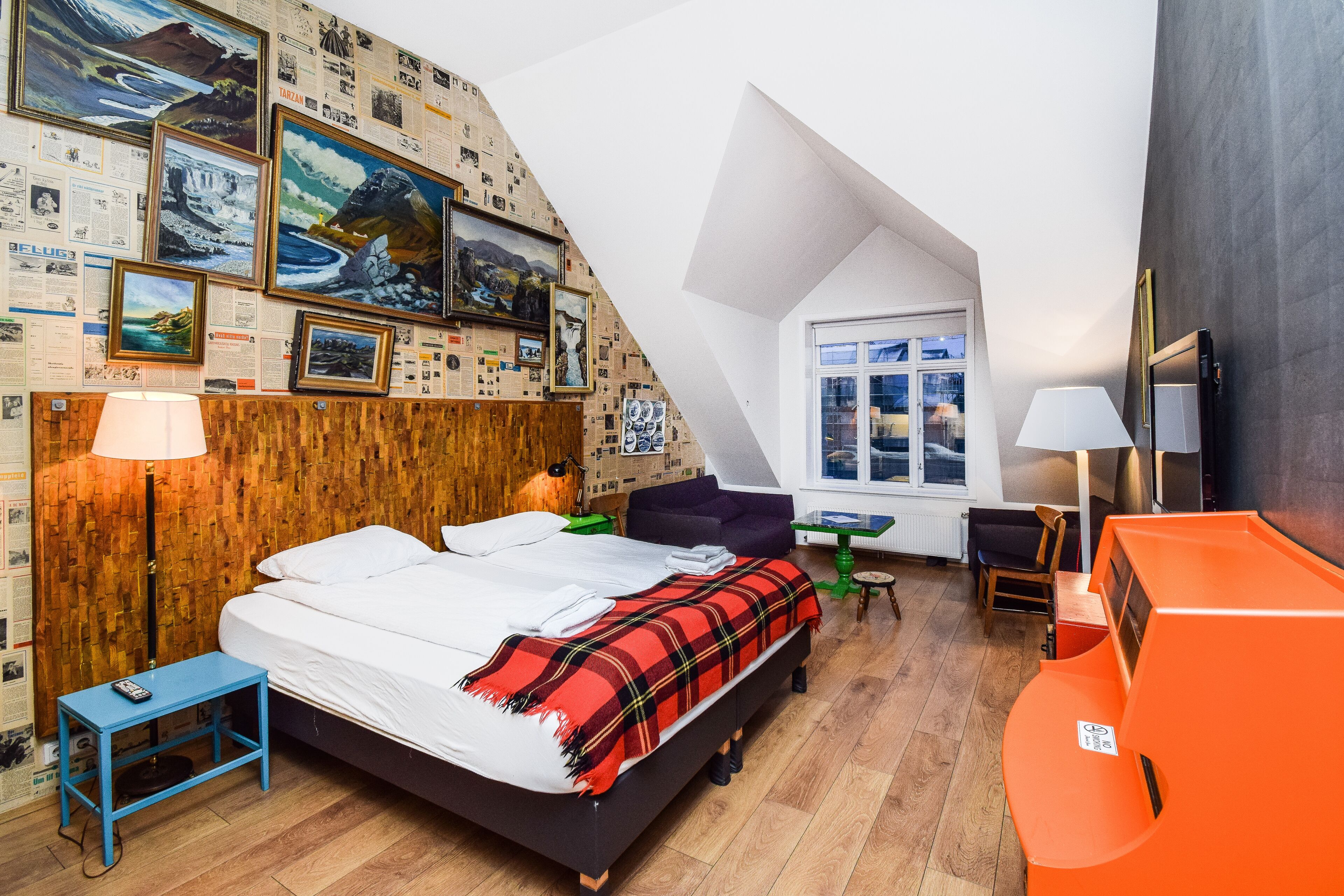 Down comforters, desk, free WiFi, bed sheets