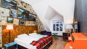 Edredón, escritorio, wifi gratis y ropa de cama