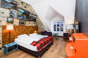 羽绒被、办公桌、免费 WiFi、床单