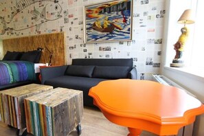 Edredón, escritorio, wifi gratis y ropa de cama 