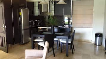 Full-sized fridge, microwave, stovetop, coffee/tea maker