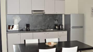 Full-sized fridge, microwave, stovetop, coffee/tea maker