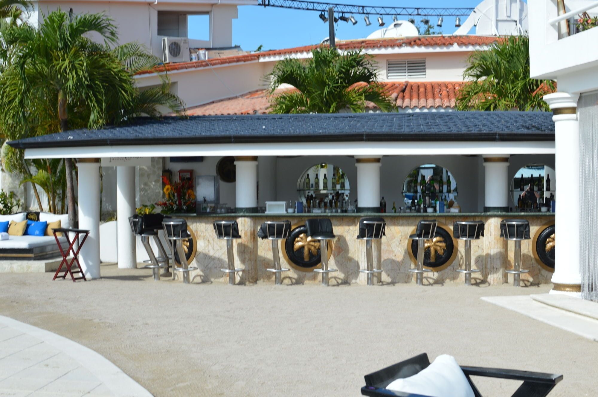 20 间酒吧/酒廊、2 间泳池酒吧、2 间池畔酒吧、15 间海滩酒吧