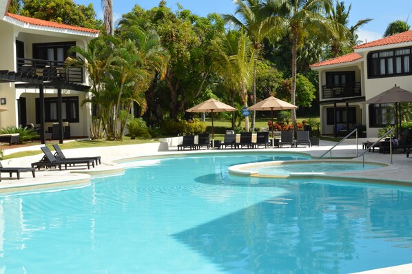12 outdoor pools, free pool cabanas, pool umbrellas