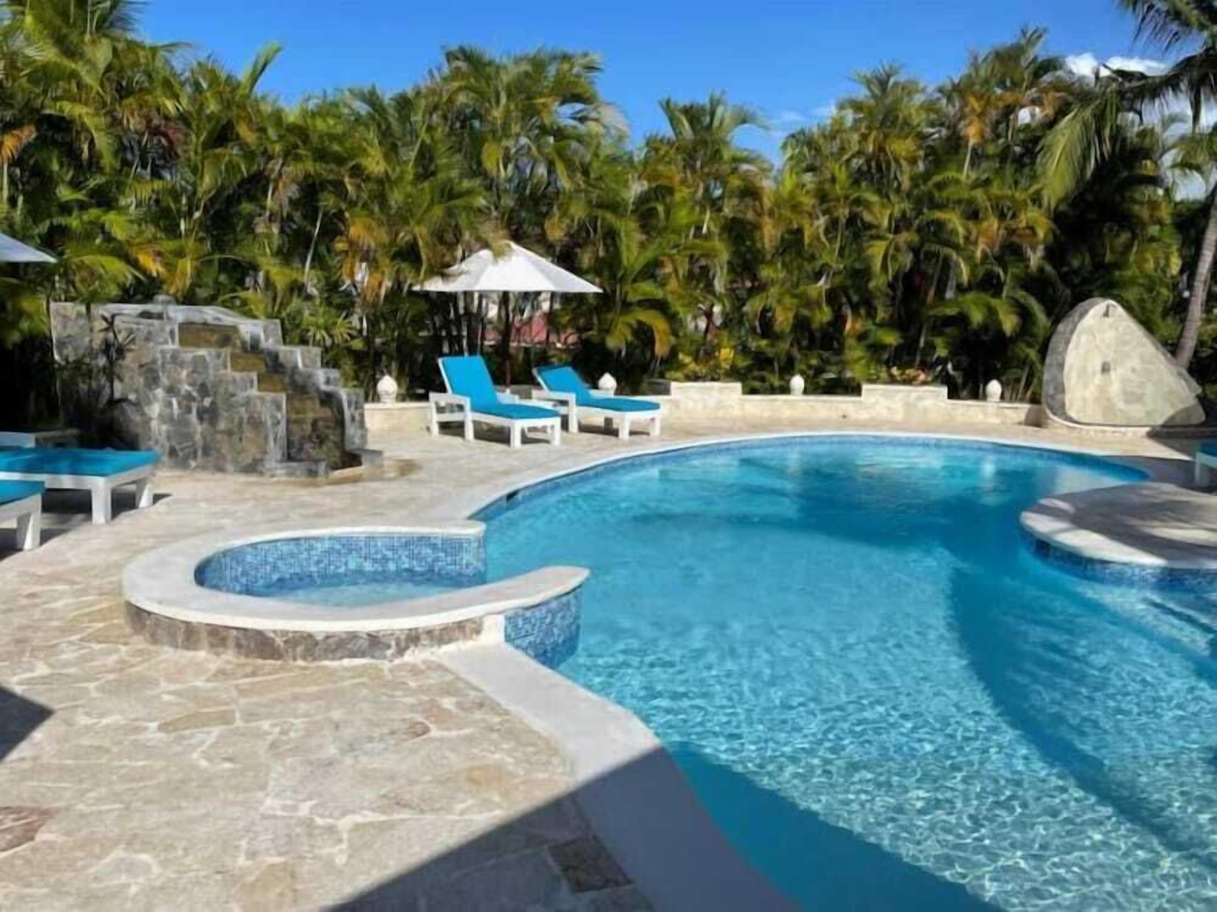 12 outdoor pools, free pool cabanas, pool umbrellas