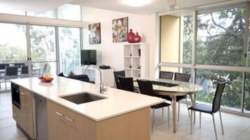 Standard-Apartment, 3 Schlafzimmer | Eigene Küche | Großer Kühlschrank, Mikrowelle, Ofen, Herdplatte