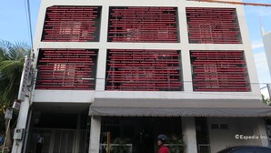 Un edificio con un letrero que dice "CINFANDELSUTTESCO". Presenta una fachada moderna con ventanas grandes y un techo plano.