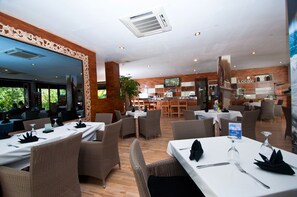 Se sirven desayunos, almuerzos y cenas; con vista a la piscina