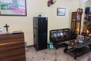 Quadruple Room | Reception - Il Divo Hostel (Hanoi)