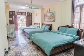 Hypo-allergenic bedding, in-room safe, desk, soundproofing - Il Divo Hostel (Hanoi)