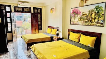 Quadruple Room | In-room safe, desk, soundproofing, free WiFi