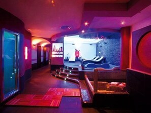 Couples treatment room(s), sauna, hot tub, Turkish bath/hammam