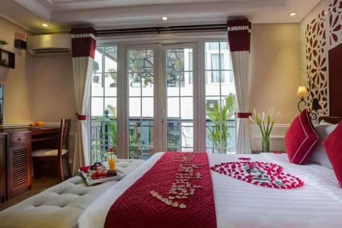 1 quarto, frigobar, cofres nos quartos, escrivaninha