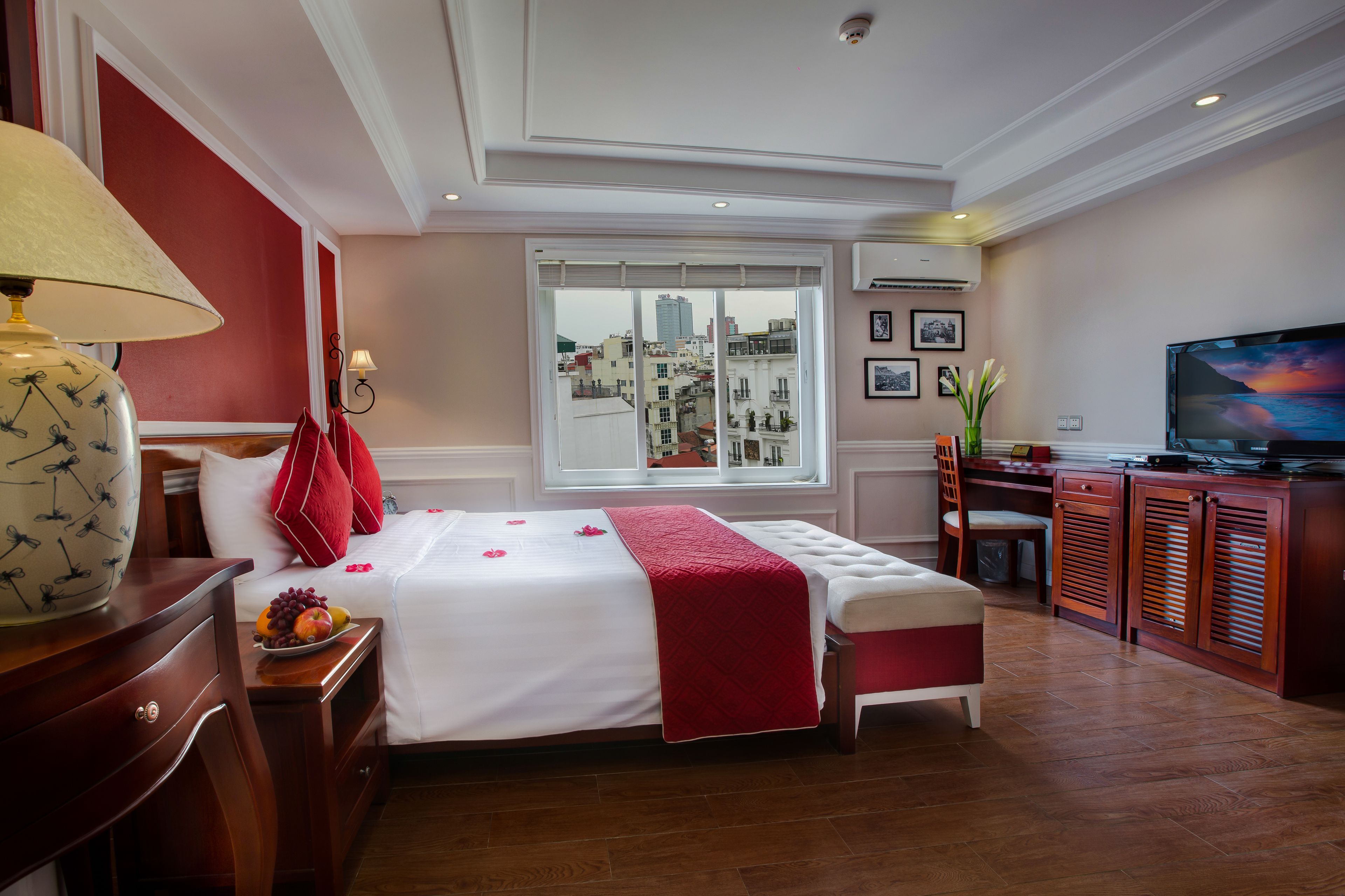 junior suite with window | 1 bedroom, minibar, in-room safe, desk