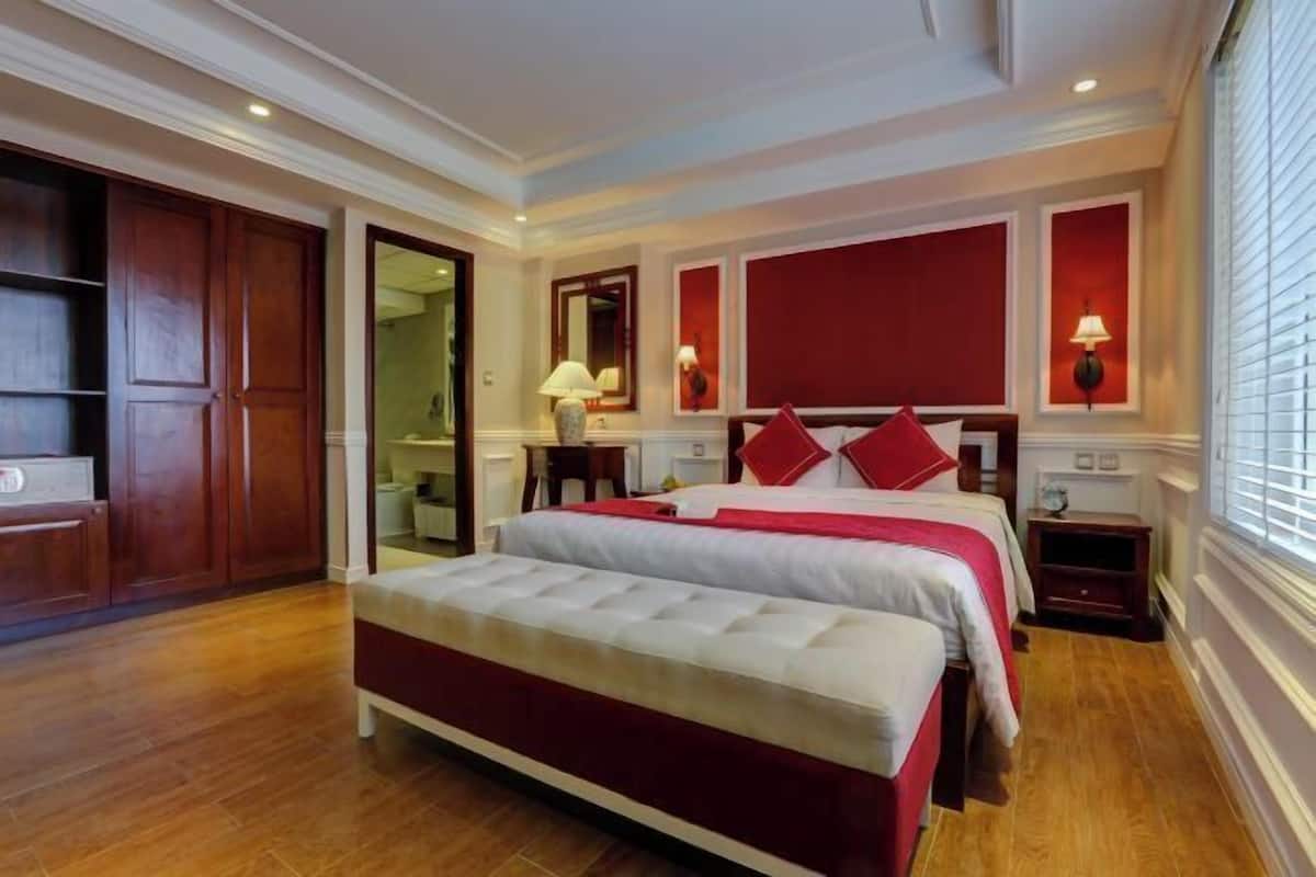 1 quarto, frigobar, cofres nos quartos, escrivaninha