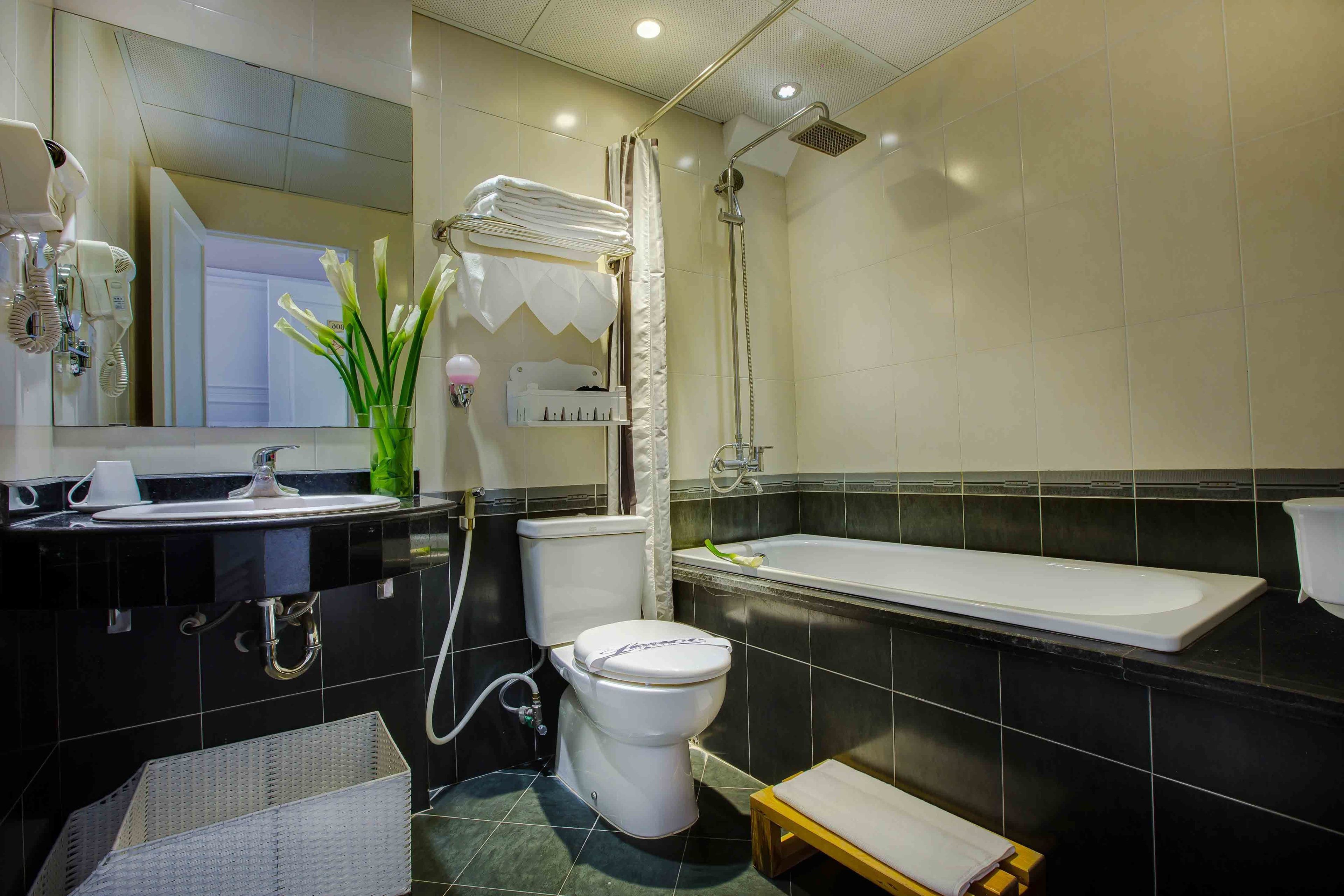 superior double or twin room | bathroom | combined shower/bathtub, free toiletries, hair dryer, bathrobes