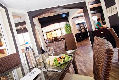 Food-Court. Gold Crest Hotel