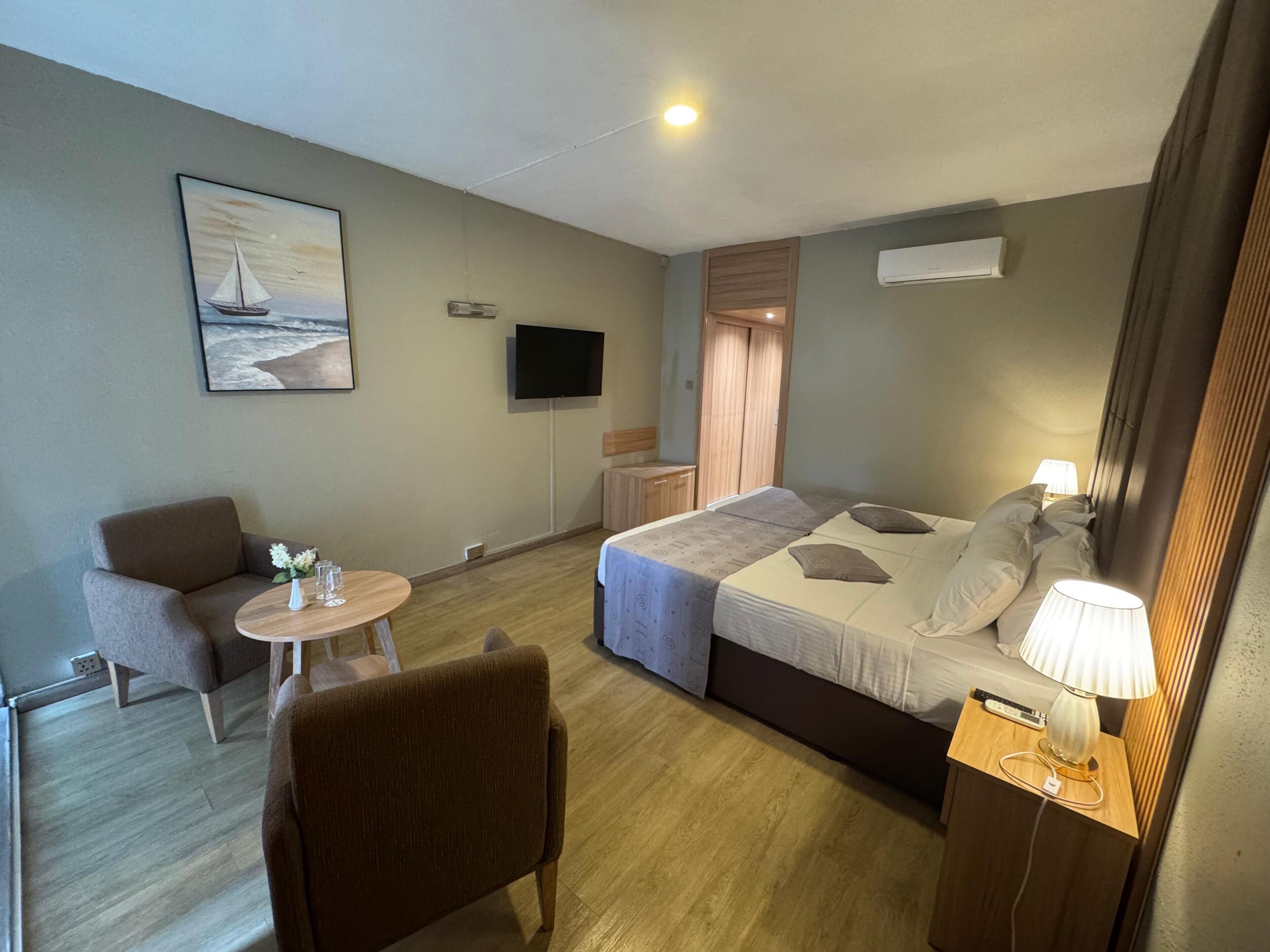 Caja de seguridad en la habitación y tabla de planchar con plancha 