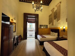 Habitación estándar, 2 camas matrimoniales | Caja de seguridad en la habitación y decoración personalizada