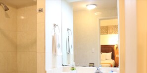 Shower, free toiletries, hair dryer, towels - Hotel Historia (Morelia)