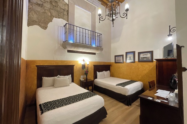 Habitación estándar, 2 camas matrimoniales | Caja de seguridad en la habitación y decoración personalizada