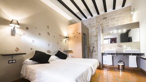 Free cots/infant beds, WiFi