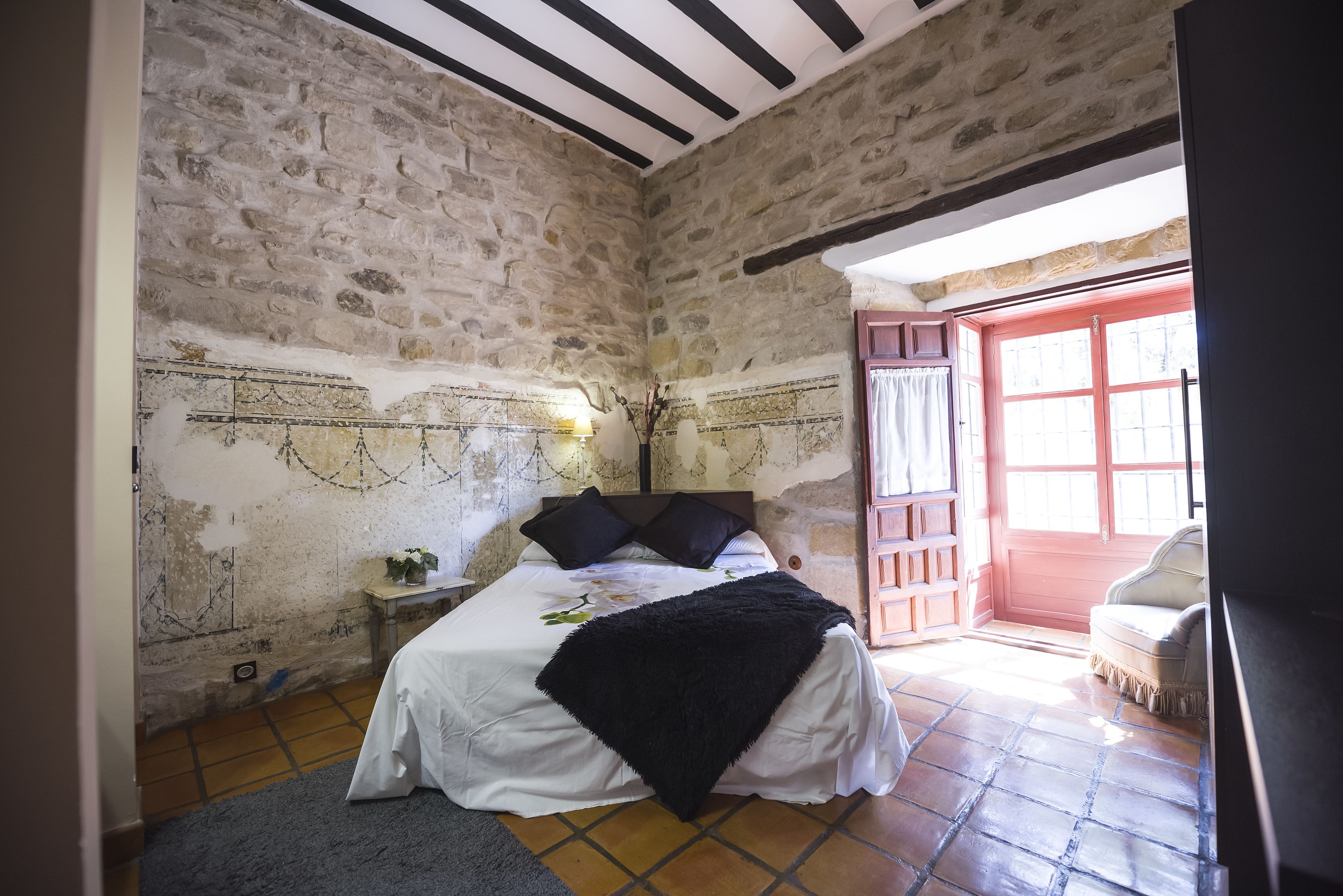 free cots/infant beds, wifi