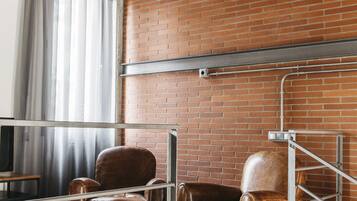 Familien-Loft | Wohnbereich | 32-Zoll-Flachbildfernseher mit Digitalempfang, Fernseher