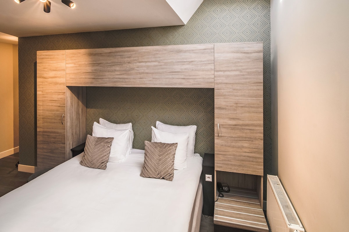 Habitación senior doble | Ropa de cama de alta calidad y camas con pillow-top