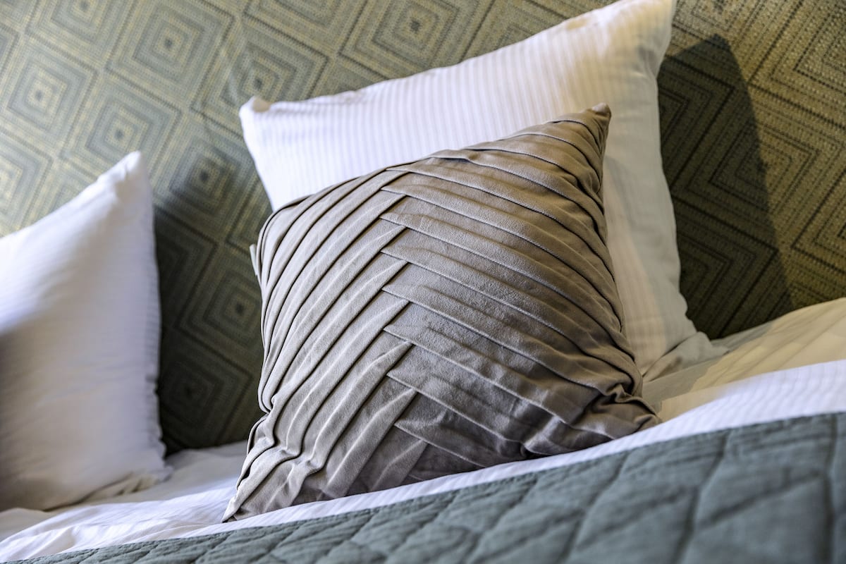 Ropa de cama de alta calidad y camas con pillow-top