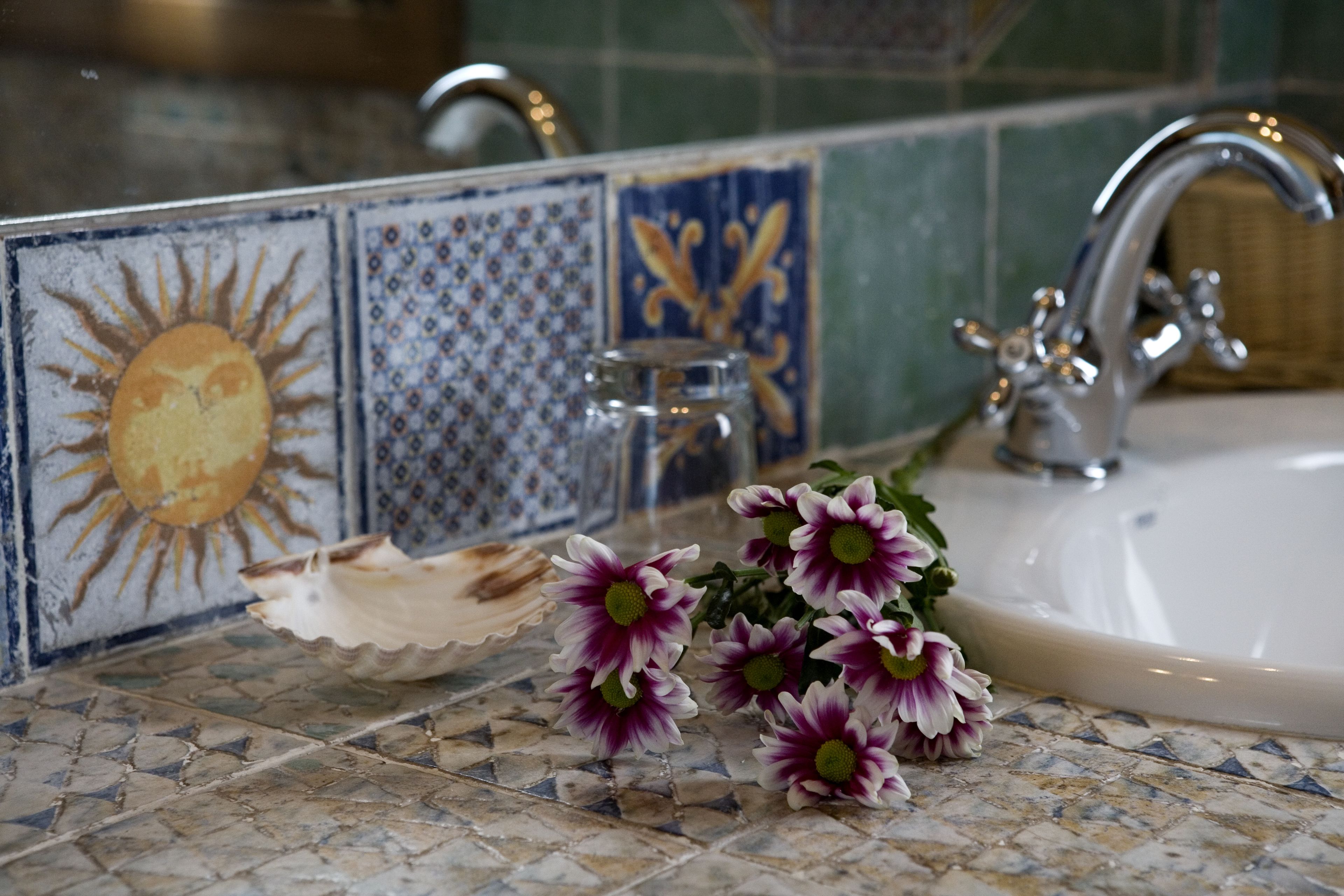 suite, jetted tub | bathroom sink