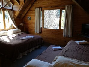 Habitación cuádruple estándar | Camas con pillow-top, insonorización, cunas gratuitas y wifi gratis 