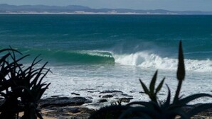 A coastal view with waves crashing onto a rocky shore. - Shaloha Guesthouse on Supertubes (Jeffreys Bay)