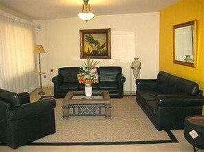 تلفزيون بحجم 15-بوصة يعرض قنوات تلفزيونية باشتراك مدفوع