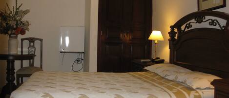 Minibaari, tallelokero huoneessa, yksilöllisesti sisustettu