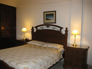 ميني بار وخزنة داخل الغرفة وبديكورات فريدة لكل غرفة وطراز فريد لكل وحدة