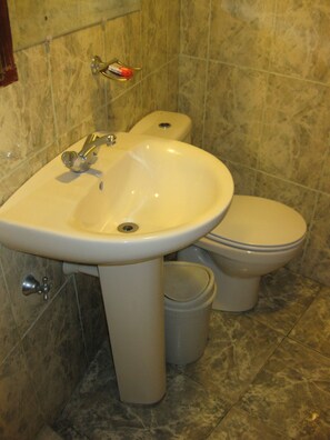 Bathroom - Hotel California (Santa Cruz)