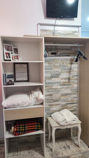 Premium bedding, pillowtop beds, individually decorated - Villa Franca (Pompei)