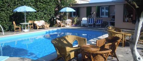 Piscine extérieure, chaises longues