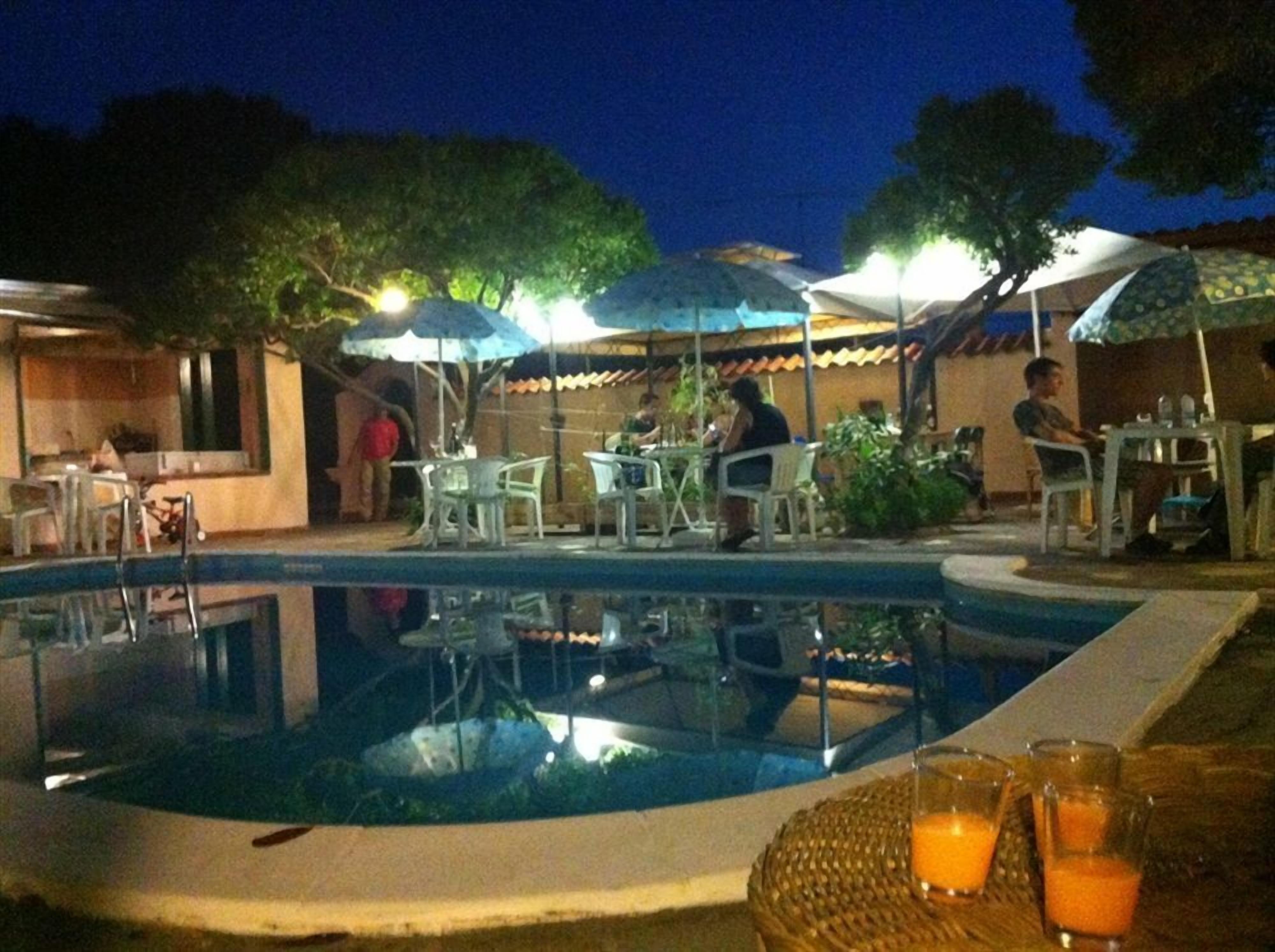 Piscina all'aperto, lettini